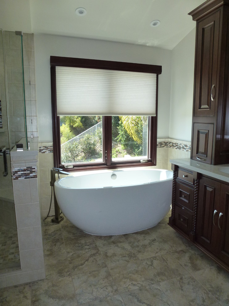 Inspiration pour une salle de bain traditionnelle en bois brun de taille moyenne avec un placard avec porte à panneau encastré, une baignoire indépendante, un combiné douche/baignoire, WC à poser, un carrelage multicolore, mosaïque et un lavabo encastré.