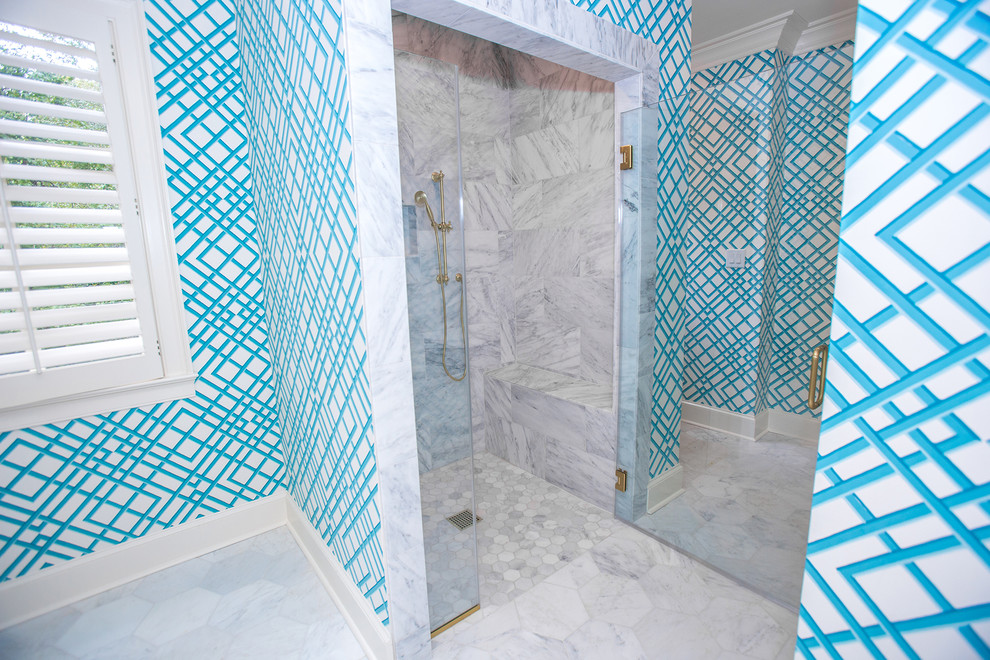 На фото: большая главная ванная комната в стиле фьюжн с душем без бортиков, серой плиткой, синими стенами, мраморным полом и мраморной столешницей