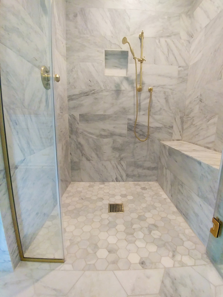 Ejemplo de cuarto de baño ecléctico de tamaño medio con baldosas y/o azulejos grises, baldosas y/o azulejos de piedra, paredes grises, suelo de mármol y encimera de mármol