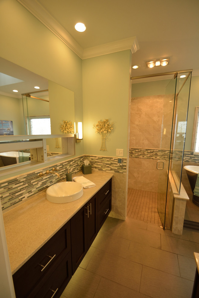Пример оригинального дизайна: огромная главная ванная комната в стиле неоклассика (современная классика) с фасадами с утопленной филенкой, темными деревянными фасадами, отдельно стоящей ванной, двойным душем, инсталляцией, бежевой плиткой, керамической плиткой, зелеными стенами, настольной раковиной и столешницей из гранита