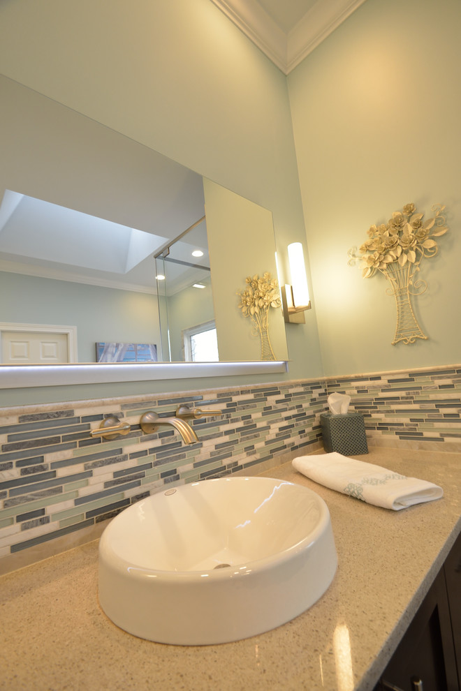 Esempio di una grande stanza da bagno padronale tradizionale con ante con riquadro incassato, ante in legno bruno, pareti verdi e top in granito