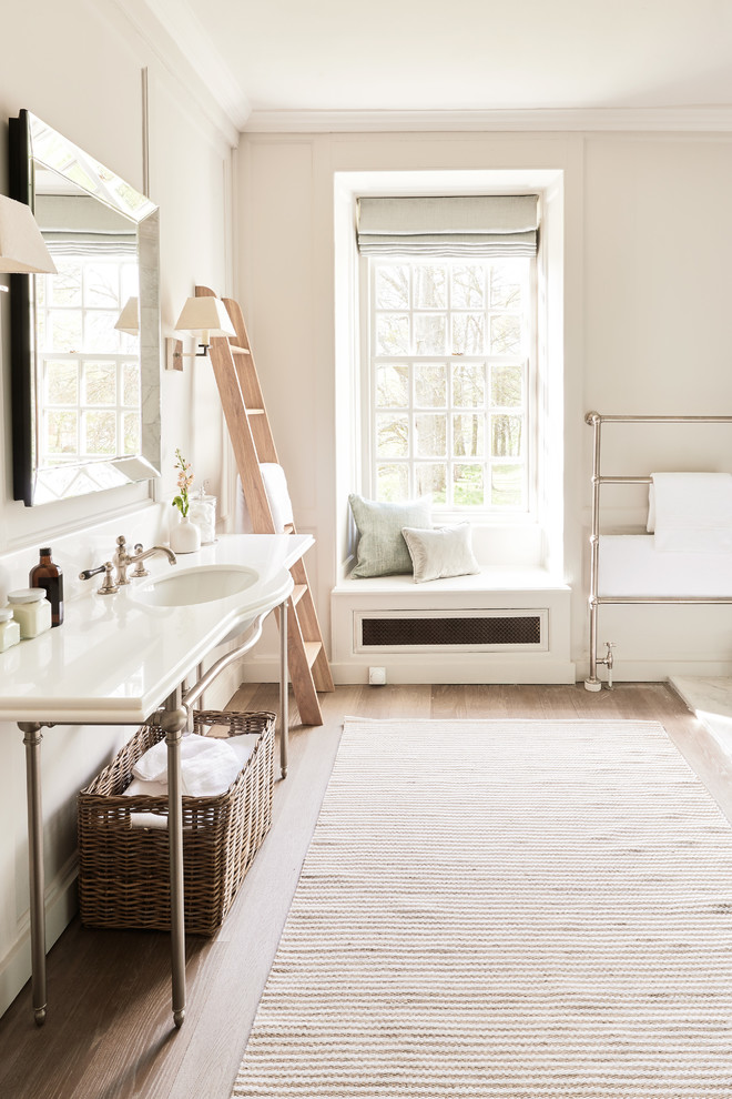 中くらいなトラディショナルスタイルのおしゃれな浴室 (ベージュの壁、コンソール型シンク、無垢フローリング、茶色い床、白い洗面カウンター) の写真