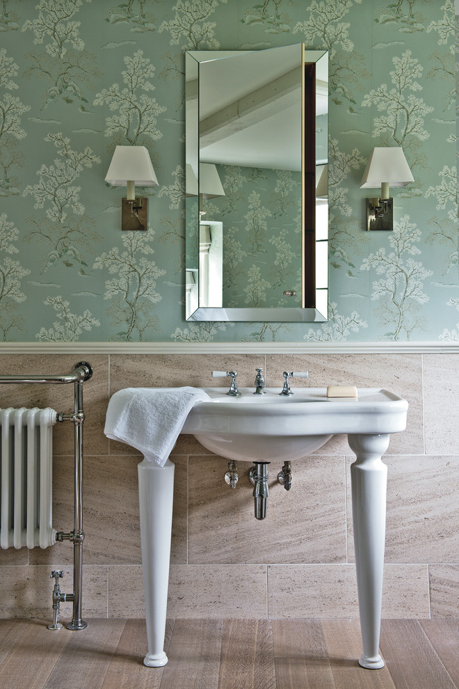 Пример оригинального дизайна: большая главная ванная комната в стиле кантри с консольной раковиной, бежевой плиткой, каменной плиткой, разноцветными стенами и светлым паркетным полом