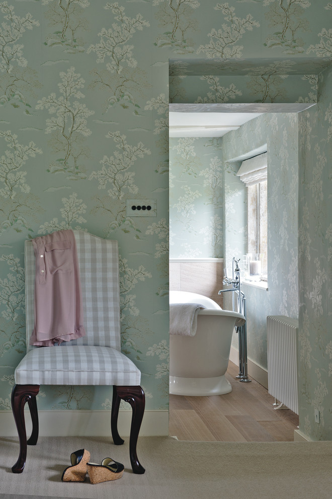 Immagine di una grande stanza da bagno padronale country con lavabo a colonna, pareti blu e parquet chiaro