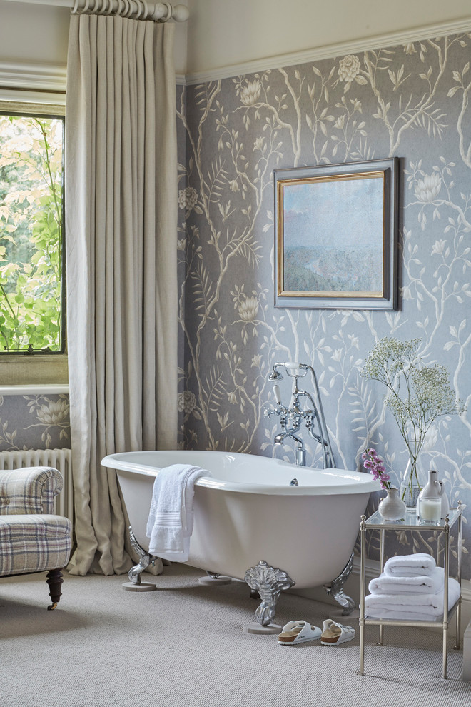 Diseño de cuarto de baño principal clásico con bañera con patas, paredes multicolor y suelo gris