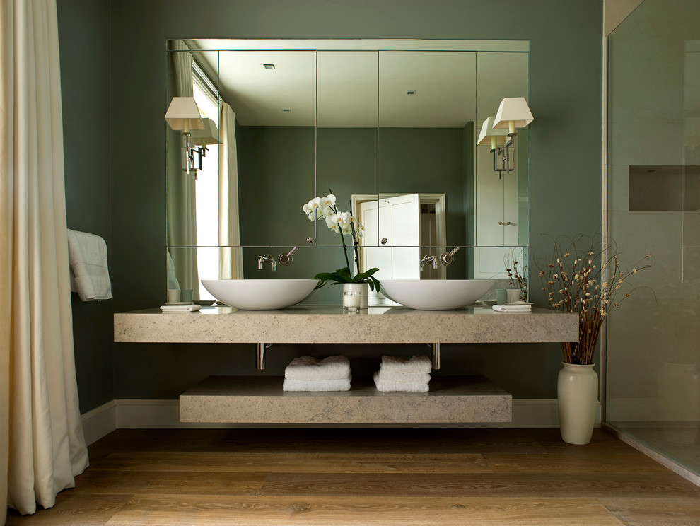 Idées déco pour une salle de bain principale contemporaine avec un mur vert, un sol en bois brun et une vasque.