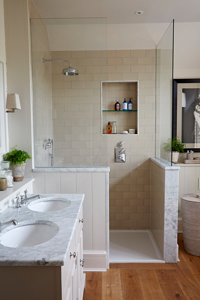 Inspiration för ett vintage badrum, med en öppen dusch, mellanmörkt trägolv, ett fristående handfat, marmorbänkskiva, brunt golv och med dusch som är öppen
