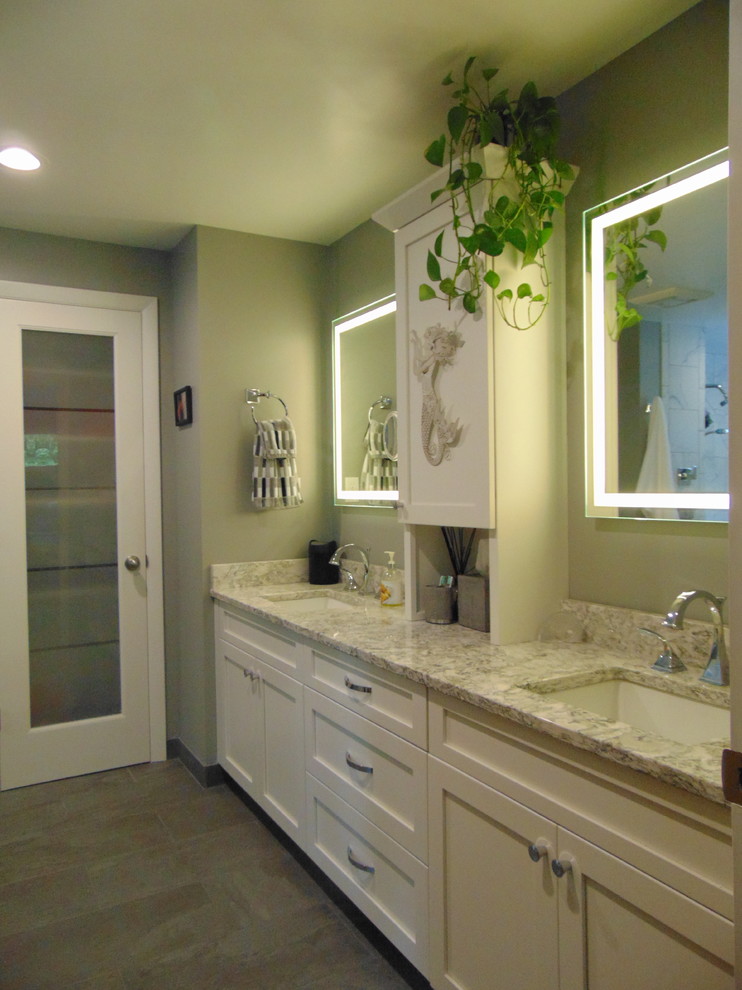 Idee per una stanza da bagno padronale stile marino di medie dimensioni con ante in stile shaker, ante bianche, piastrelle beige, pareti verdi, pavimento in vinile, lavabo sottopiano e top in granito