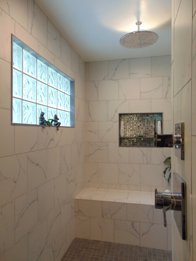 Cette image montre une salle de bain principale marine de taille moyenne avec un placard à porte shaker, des portes de placard blanches, une baignoire indépendante, une douche ouverte, un carrelage beige, des carreaux de porcelaine, un mur vert, un sol en vinyl, un lavabo encastré et un plan de toilette en granite.