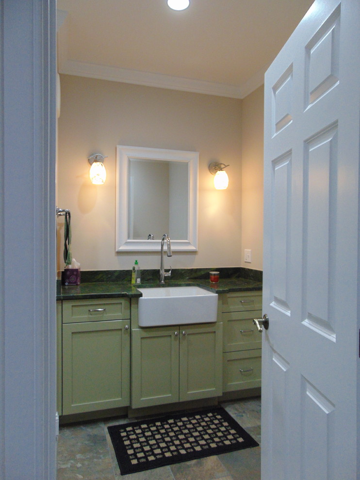 Réalisation d'une petite salle de bain principale champêtre avec un placard à porte shaker, des portes de placards vertess, un sol en ardoise, un plan de toilette en marbre et un plan de toilette vert.