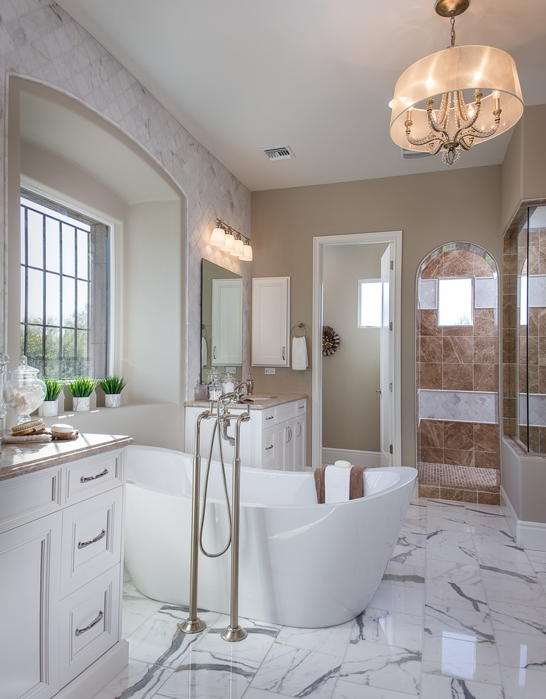 Exemple d'une grande salle de bain principale sud-ouest américain avec un placard à porte shaker, des portes de placard blanches, une douche d'angle, du carrelage en marbre, un sol en marbre, un lavabo encastré, un sol blanc et aucune cabine.