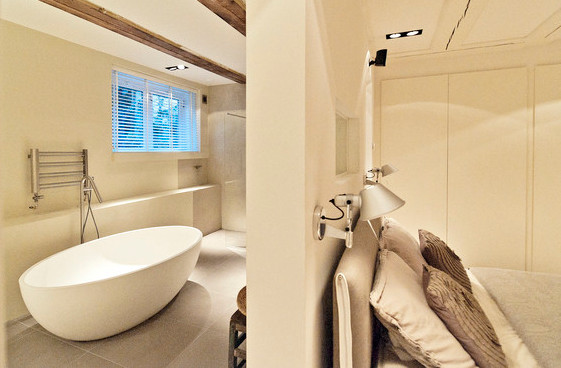 Modernes Badezimmer mit freistehender Badewanne und offener Dusche in Amsterdam