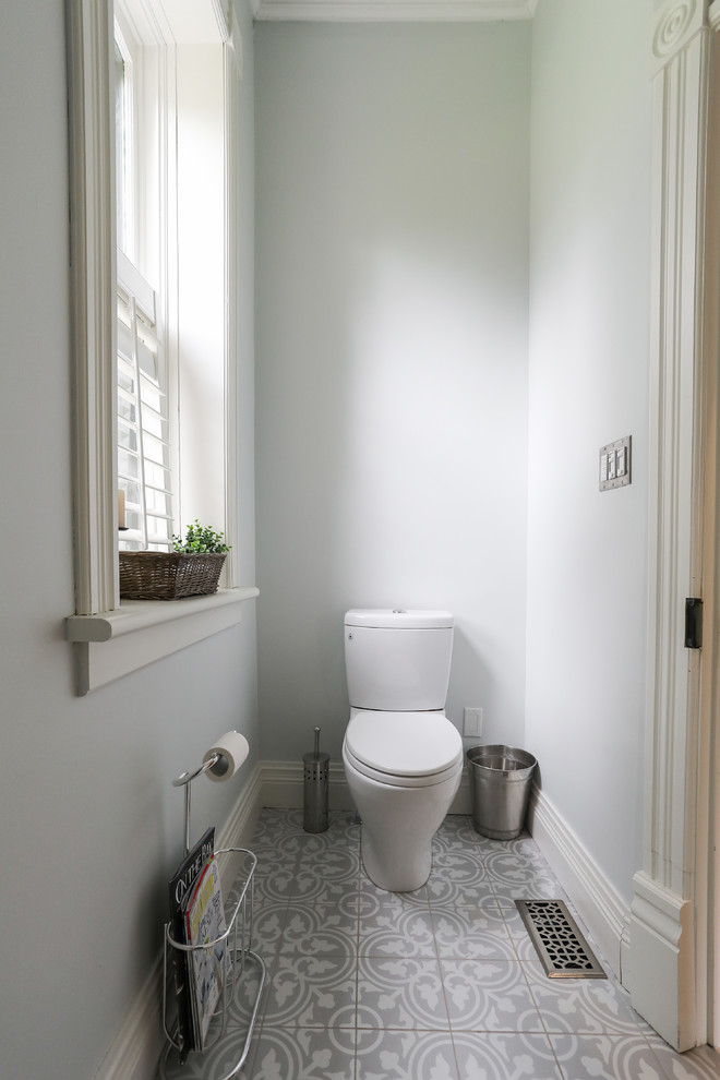 Diseño de cuarto de baño tradicional renovado de tamaño medio con ducha empotrada, sanitario de una pieza, baldosas y/o azulejos blancos, paredes blancas, aseo y ducha, lavabo con pedestal, suelo gris y ducha con cortina