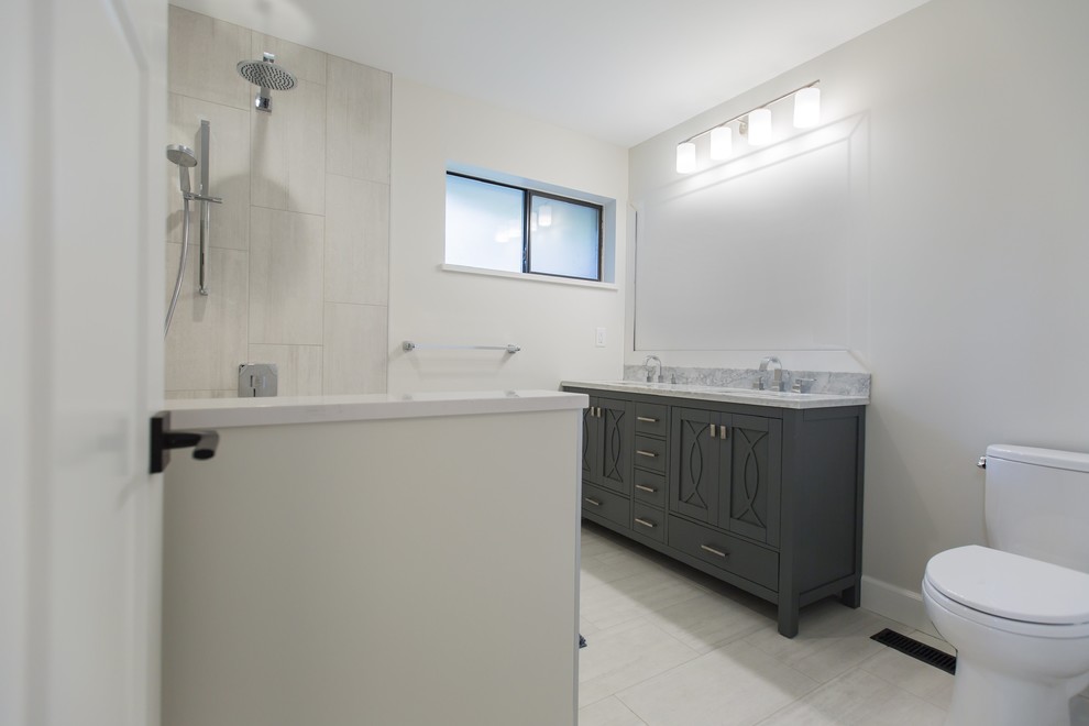 Идея дизайна: главная ванная комната среднего размера в стиле модернизм с фасадами с утопленной филенкой, серыми фасадами, накладной ванной, душем над ванной, унитазом-моноблоком, белой плиткой, плиткой мозаикой, белыми стенами, полом из ламината, монолитной раковиной, мраморной столешницей, белым полом и шторкой для ванной
