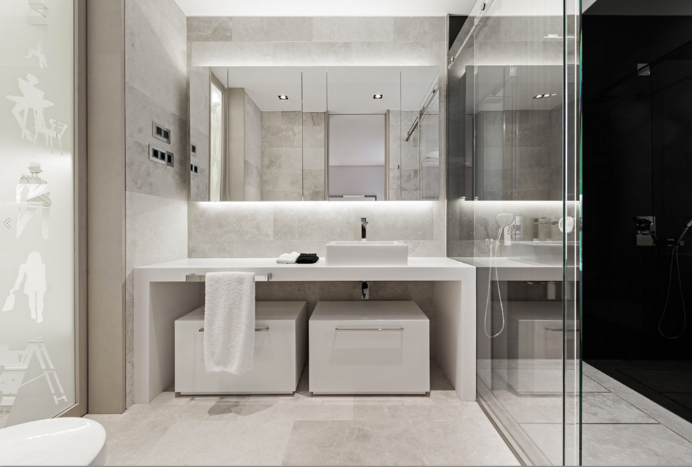 Bild på ett funkis badrum, med ett fristående handfat och en dusch i en alkov