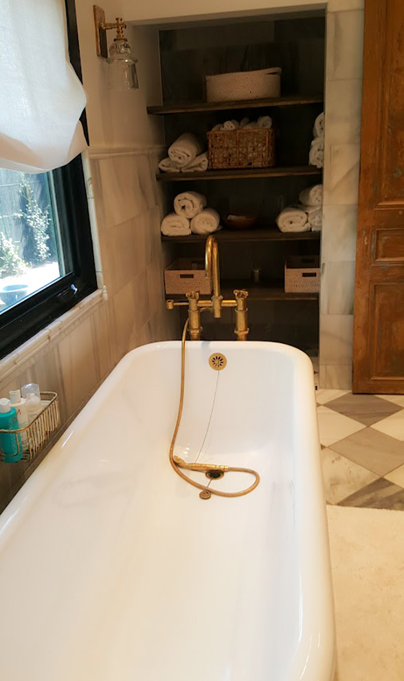 Immagine di una piccola stanza da bagno rustica con doccia ad angolo, WC monopezzo, pareti bianche, pavimento in legno verniciato, pavimento marrone e porta doccia scorrevole