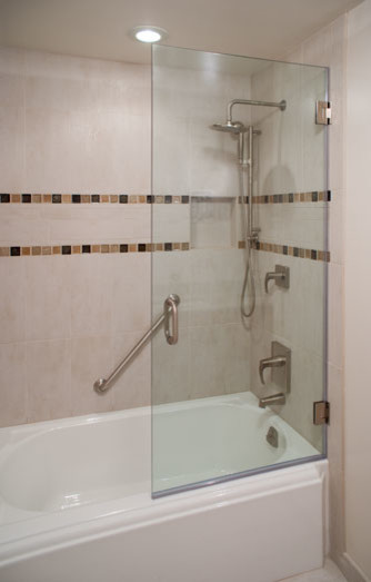 Foto di una grande stanza da bagno con doccia tradizionale con vasca ad alcova, piastrelle beige, piastrelle nere, piastrelle marroni, pareti beige e pavimento in gres porcellanato