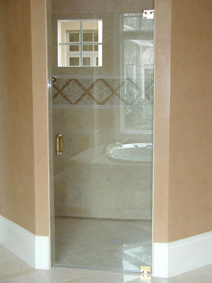 Идея дизайна: большая ванная комната в классическом стиле с угловым душем, мраморной плиткой, полом из керамогранита, душевой кабиной, бежевым полом, душем с распашными дверями, накладной ванной, бежевой плиткой и коричневыми стенами