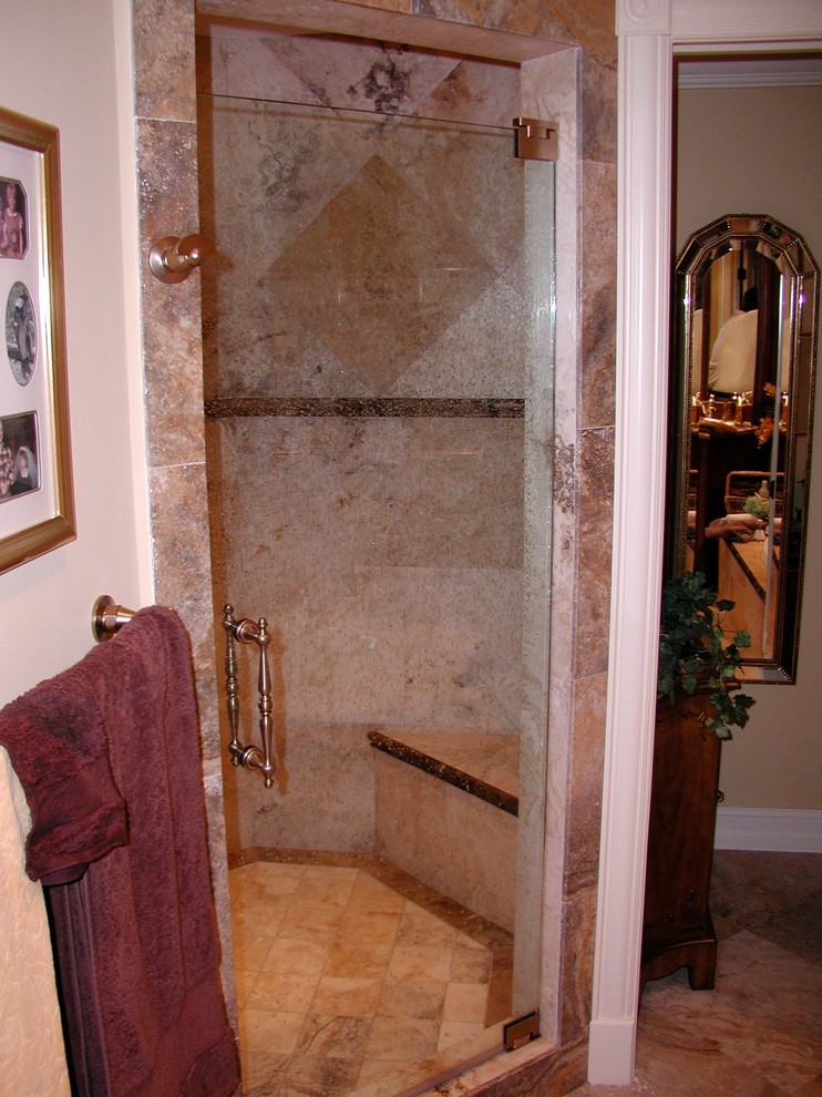 Foto di una grande stanza da bagno con doccia tradizionale con doccia ad angolo, piastrelle marroni, piastrelle di marmo, pareti beige, pavimento in gres porcellanato, lavabo sottopiano, pavimento beige e porta doccia a battente