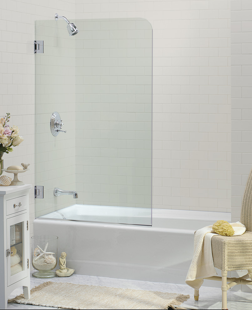 Идея дизайна: главная ванная комната среднего размера в современном стиле с белыми фасадами, ванной в нише, душем над ванной, белой плиткой, плиткой кабанчик, белыми стенами, мраморным полом, серым полом и открытым душем