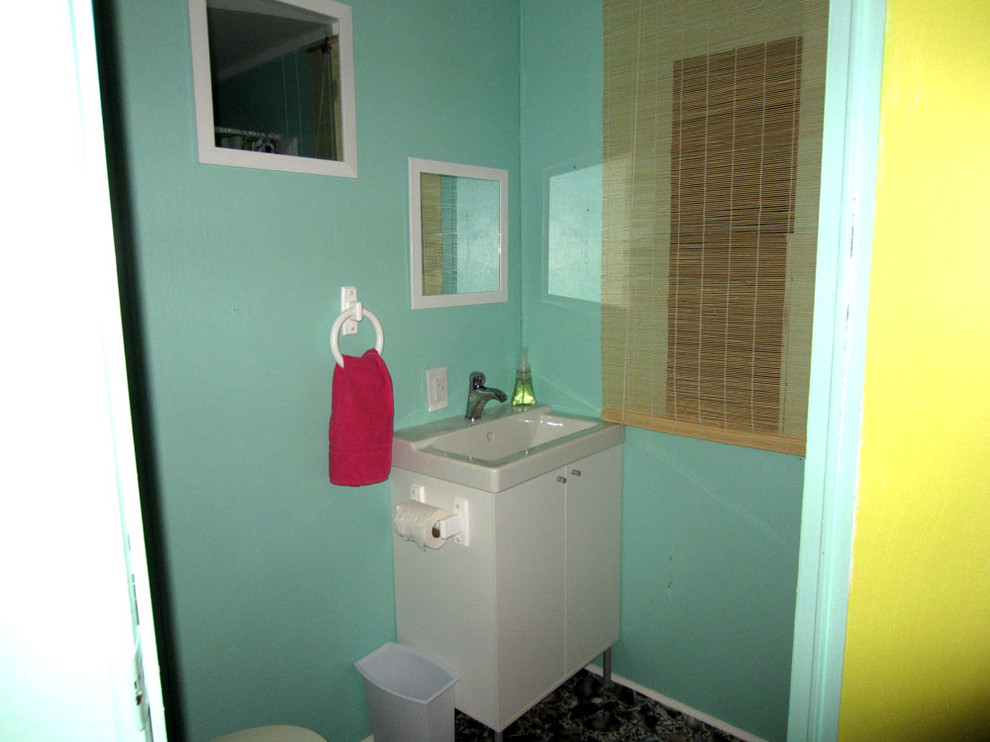 シャーロットにあるモダンスタイルのおしゃれな浴室の写真