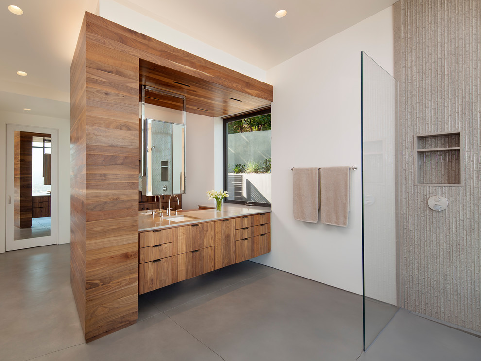 Стильный дизайн: ванная комната в современном стиле с плоскими фасадами, темными деревянными фасадами, душем без бортиков, белыми стенами, бетонным полом, врезной раковиной, серым полом и открытым душем - последний тренд