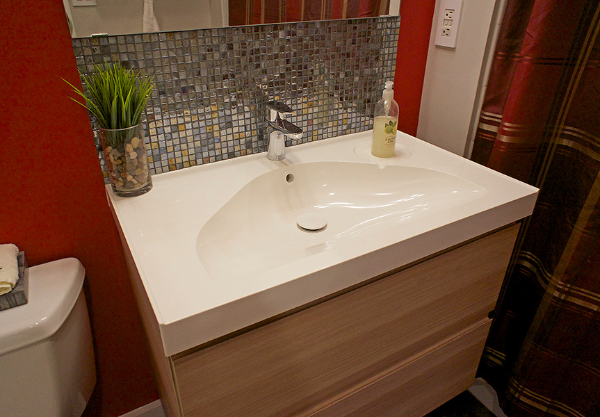 Стильный дизайн: ванная комната в современном стиле с плоскими фасадами, светлыми деревянными фасадами, ванной в нише, душем над ванной, раздельным унитазом, полом из керамогранита и душевой кабиной - последний тренд