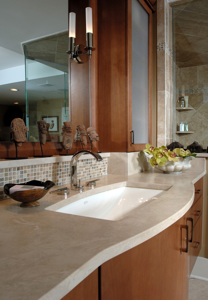 Exempel på ett stort modernt en-suite badrum, med släta luckor, skåp i mellenmörkt trä, ett platsbyggt badkar, en hörndusch, beige kakel, mosaik, beige väggar, klinkergolv i keramik, ett undermonterad handfat, granitbänkskiva, beiget golv och dusch med gångjärnsdörr