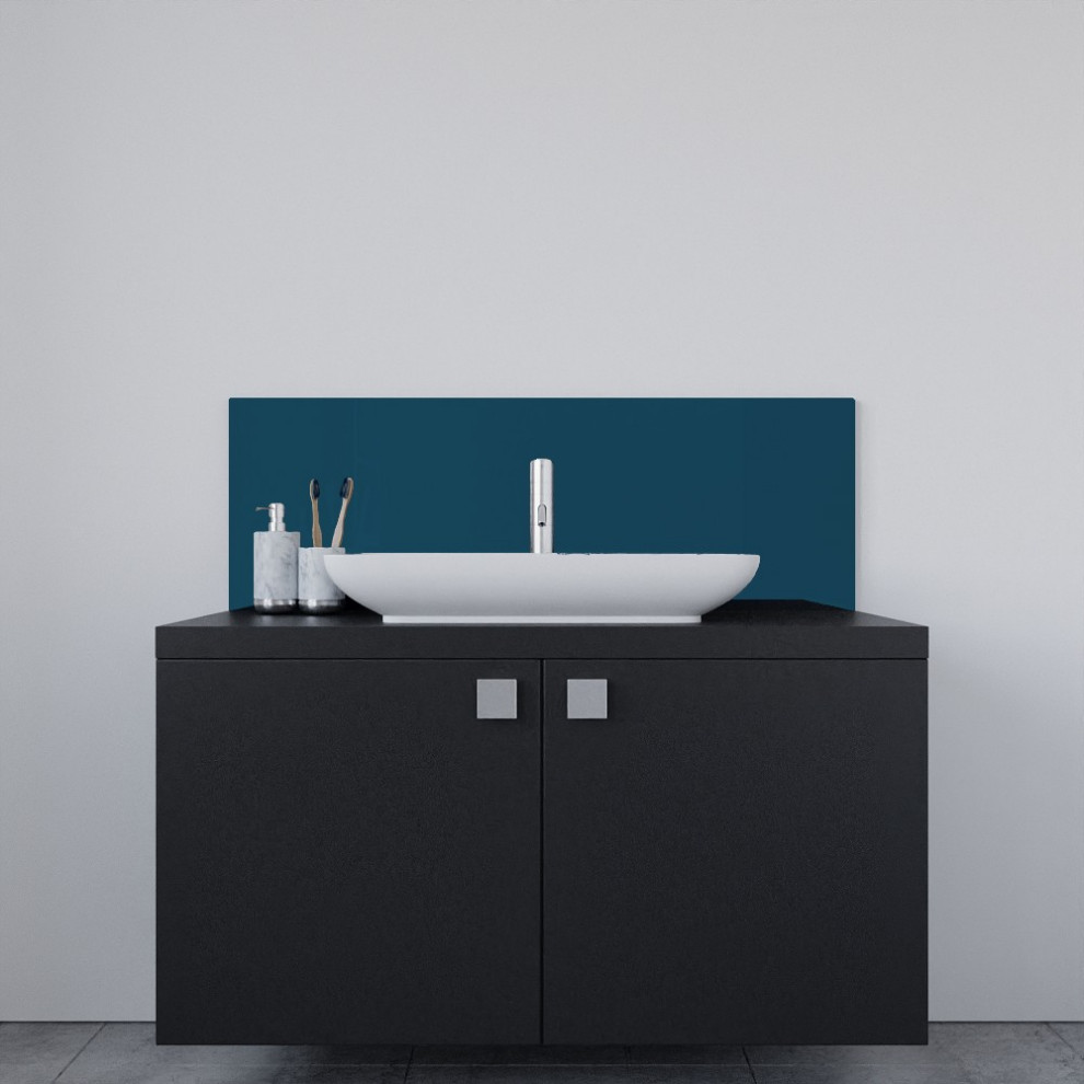 Diseño de cuarto de baño minimalista pequeño con puertas de armario negras, baldosas y/o azulejos azules, baldosas y/o azulejos de vidrio laminado y paredes blancas