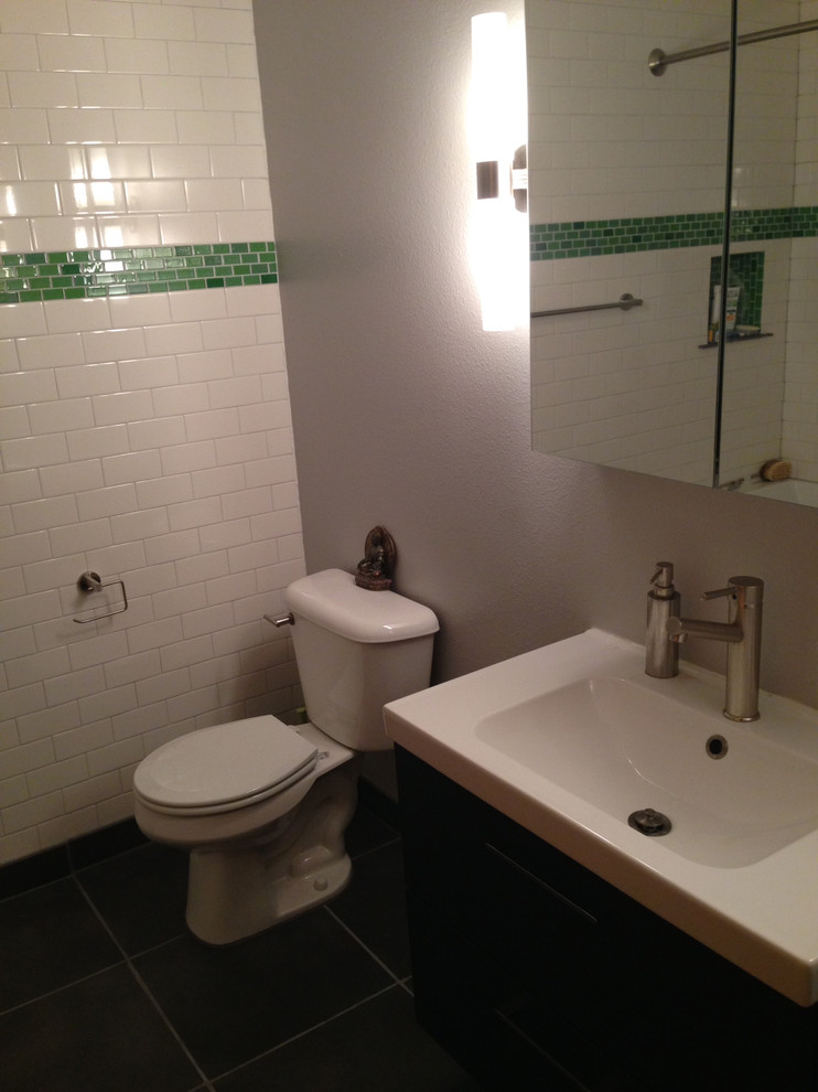 Kleines Modernes Badezimmer En Suite mit Wandwaschbecken, dunklen Holzschränken, Duschbadewanne, Toilette mit Aufsatzspülkasten, grauen Fliesen, Porzellanfliesen, bunten Wänden und Porzellan-Bodenfliesen in Portland