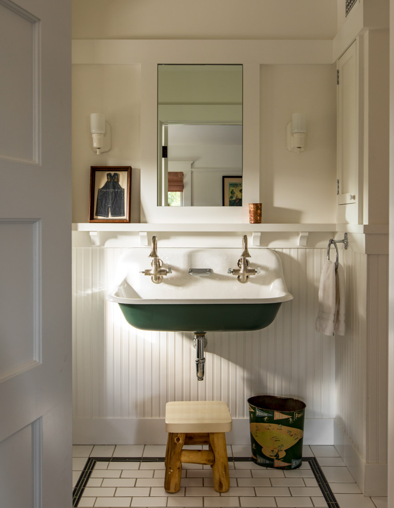Exemple d'une salle de bain craftsman pour enfant avec un carrelage blanc, un mur blanc, un lavabo suspendu et un sol blanc.