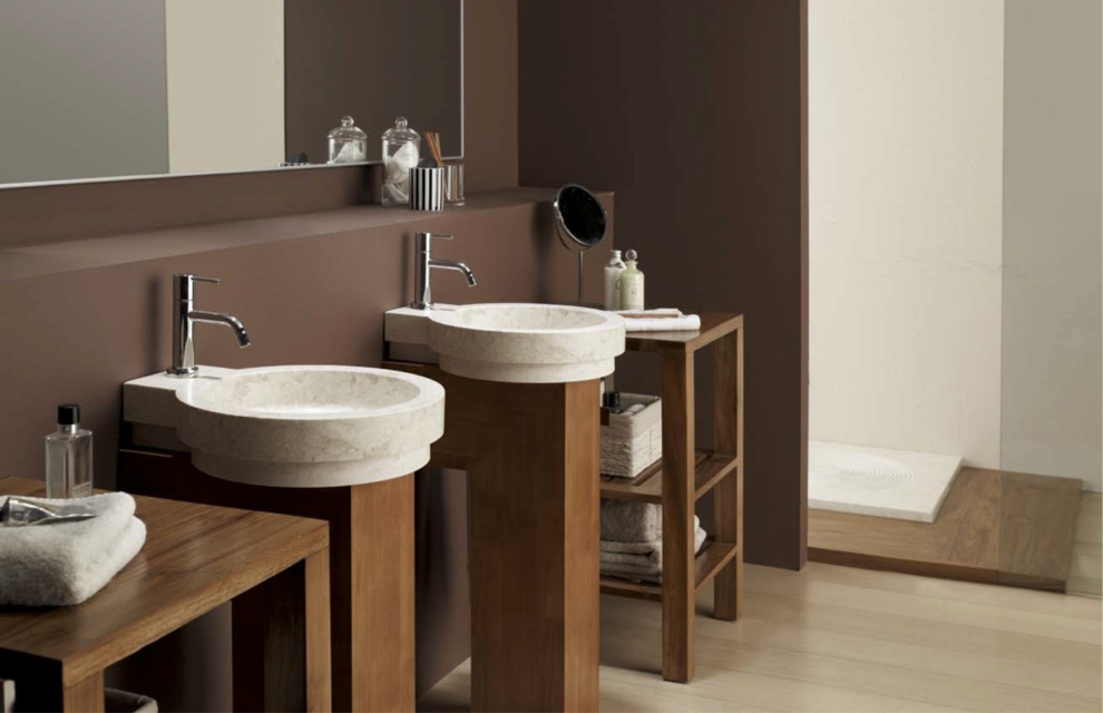 Idéer för att renovera ett mellanstort minimalistiskt en-suite badrum, med skåp i mellenmörkt trä, ett platsbyggt badkar, en öppen dusch, bruna väggar, klinkergolv i porslin, ett fristående handfat, träbänkskiva, beiget golv och med dusch som är öppen