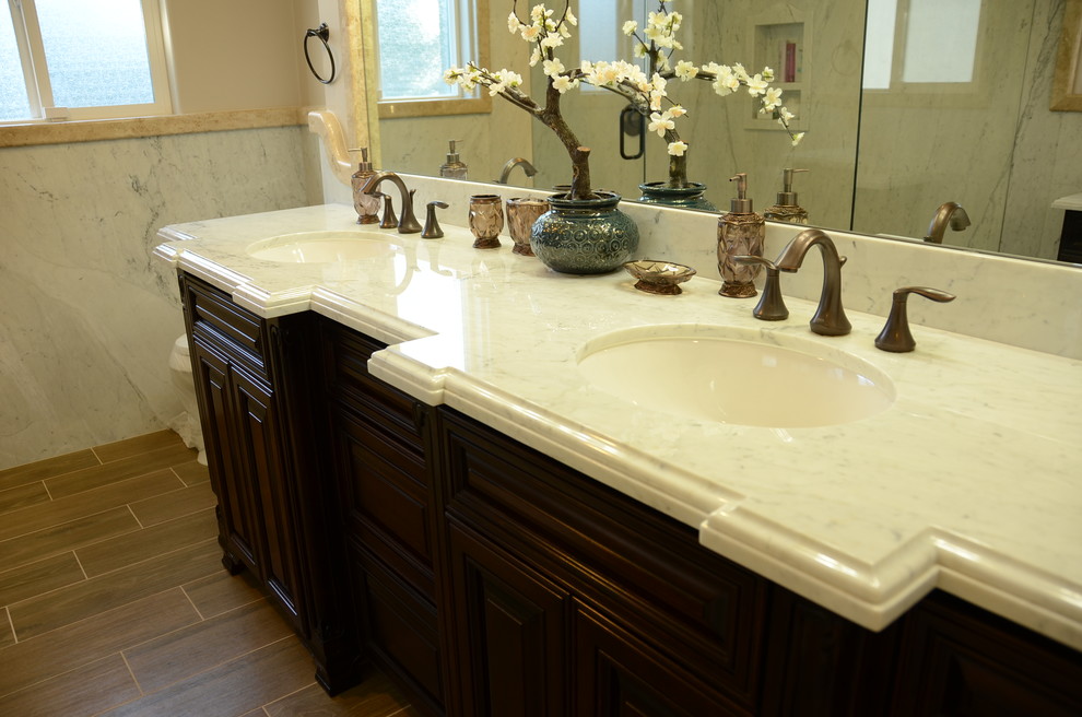 Bild på ett mellanstort medelhavsstil en-suite badrum, med ett undermonterad handfat, luckor med profilerade fronter, skåp i mörkt trä, granitbänkskiva, en hörndusch, beige väggar och klinkergolv i keramik