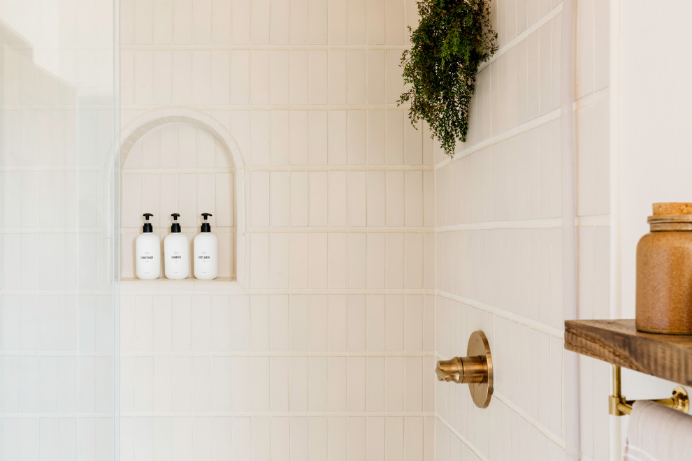 Idéer för att renovera ett mellanstort amerikanskt vit vitt badrum för barn, med en dusch i en alkov, beige kakel, keramikplattor, klinkergolv i keramik, ett väggmonterat handfat, grönt golv och dusch med skjutdörr