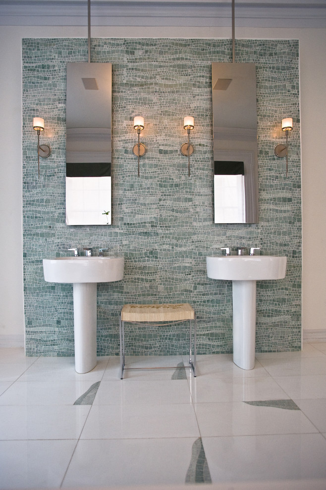Свежая идея для дизайна: главная ванная комната в стиле модернизм с накладной ванной, двойным душем, белыми стенами и зеленой плиткой - отличное фото интерьера