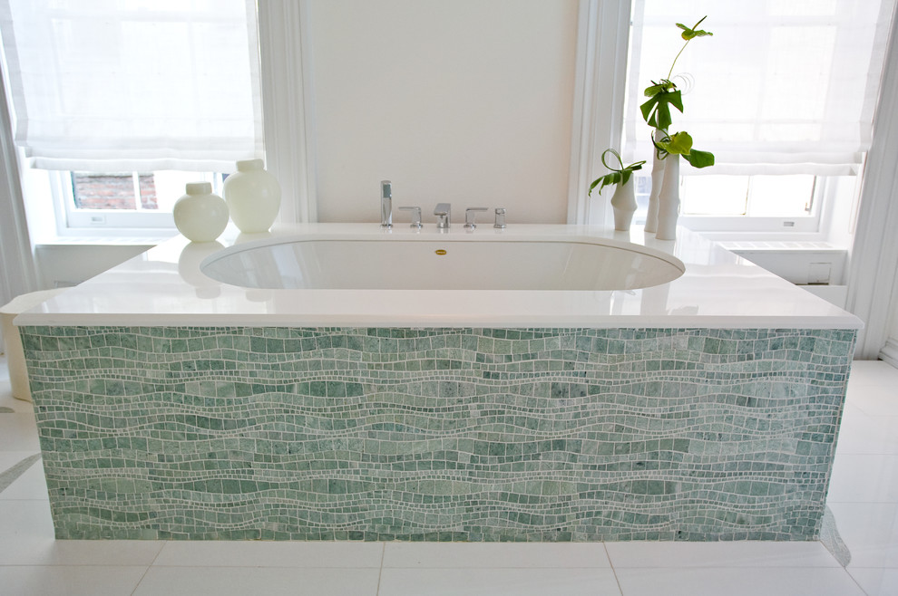 Ispirazione per una stanza da bagno padronale moderna con nessun'anta, vasca da incasso, doccia doppia, piastrelle multicolore e pareti bianche