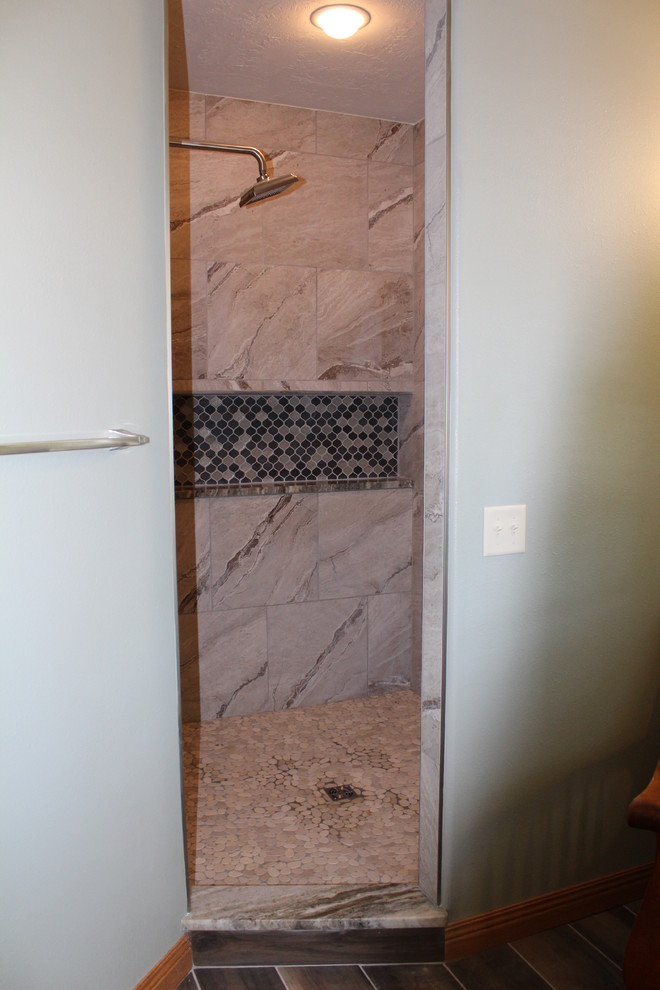 Idéer för eklektiska en-suite badrum, med luckor med infälld panel, grå skåp, en dusch i en alkov, porslinskakel, gröna väggar och granitbänkskiva