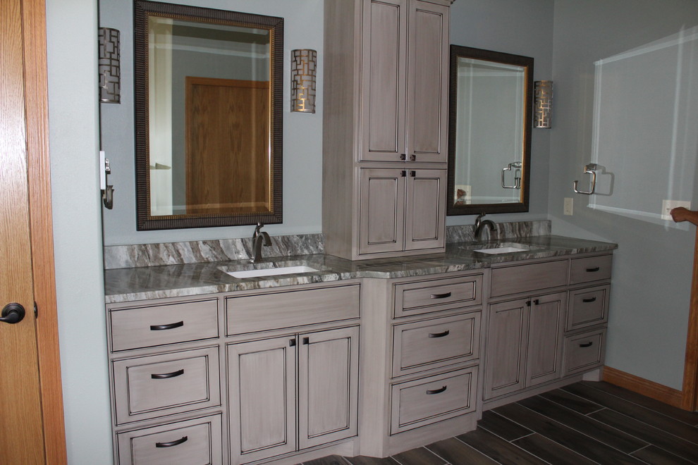 Modelo de cuarto de baño principal bohemio con armarios con paneles empotrados, puertas de armario grises, ducha empotrada, baldosas y/o azulejos de porcelana, paredes verdes y encimera de granito
