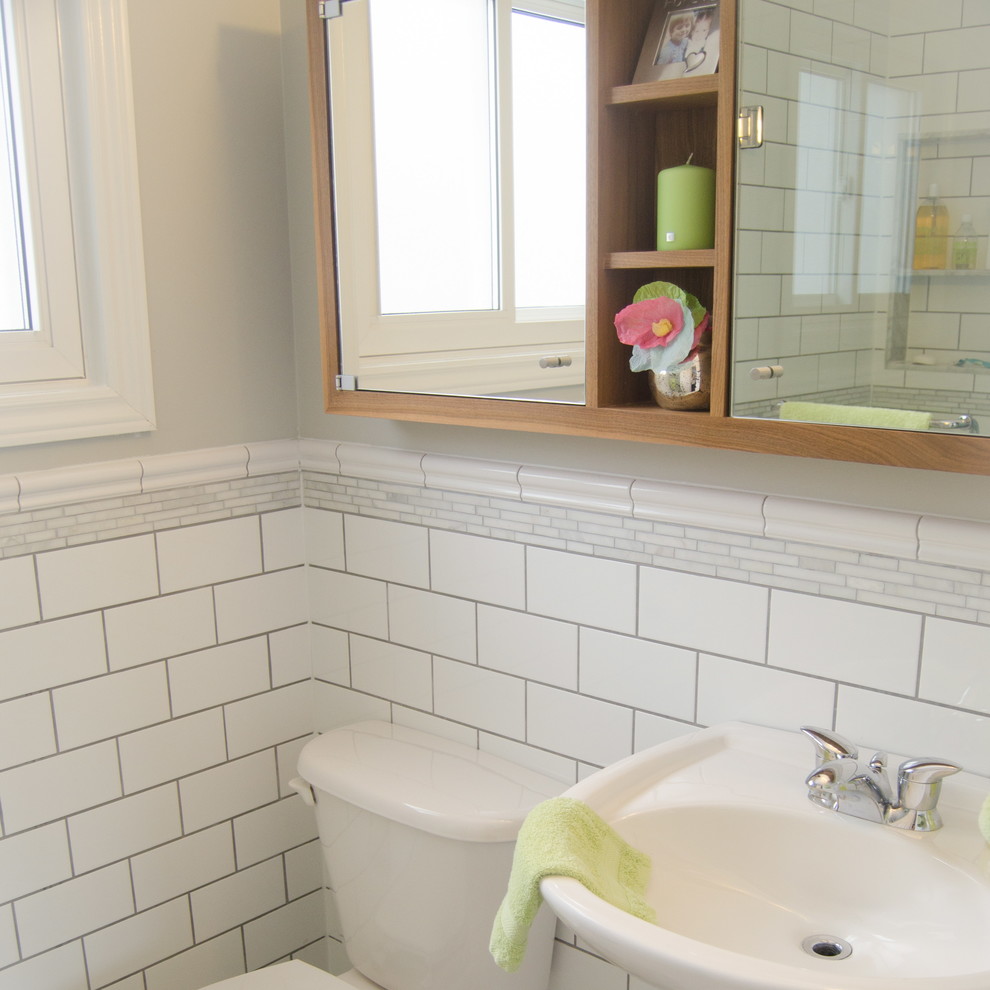 Kleines Modernes Badezimmer En Suite mit Sockelwaschbecken, hellbraunen Holzschränken, offener Dusche, weißen Fliesen, Metrofliesen, grauer Wandfarbe und Marmorboden in Toronto