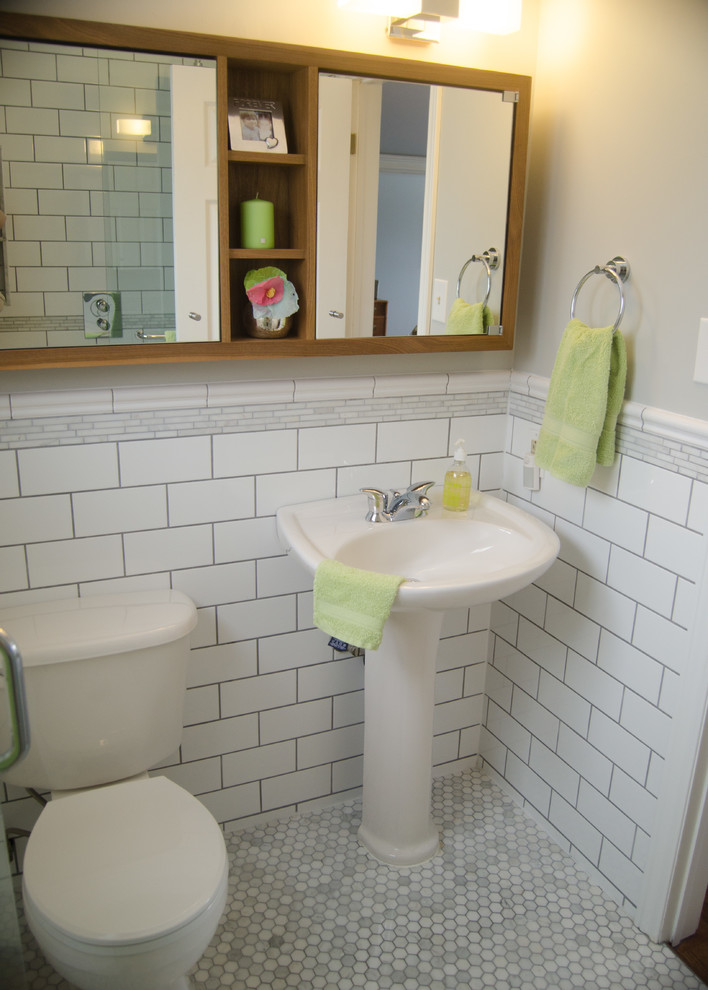Foto på ett litet funkis en-suite badrum, med ett piedestal handfat, skåp i mellenmörkt trä, en öppen dusch, vit kakel, tunnelbanekakel, grå väggar, marmorgolv, en toalettstol med separat cisternkåpa och grått golv