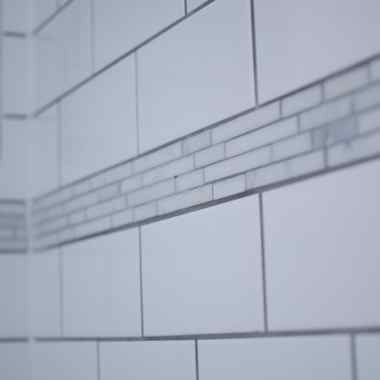 Idéer för små funkis en-suite badrum, med ett piedestal handfat, skåp i mellenmörkt trä, en öppen dusch, vit kakel, tunnelbanekakel, grå väggar och marmorgolv
