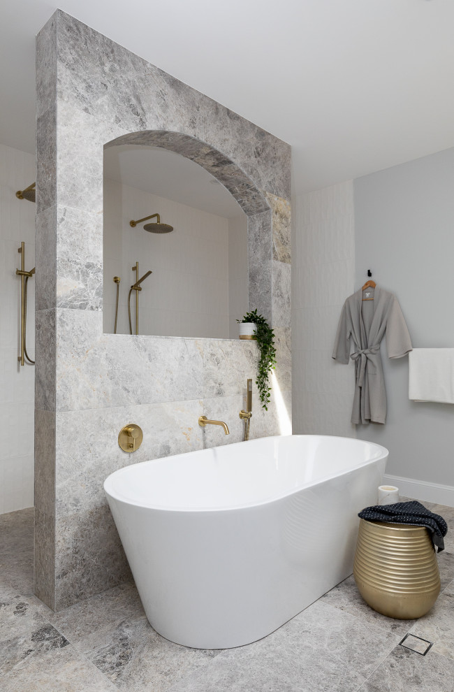 Ejemplo de cuarto de baño clásico renovado con bañera exenta, baldosas y/o azulejos blancos, paredes grises, suelo gris, ducha doble y ducha abierta