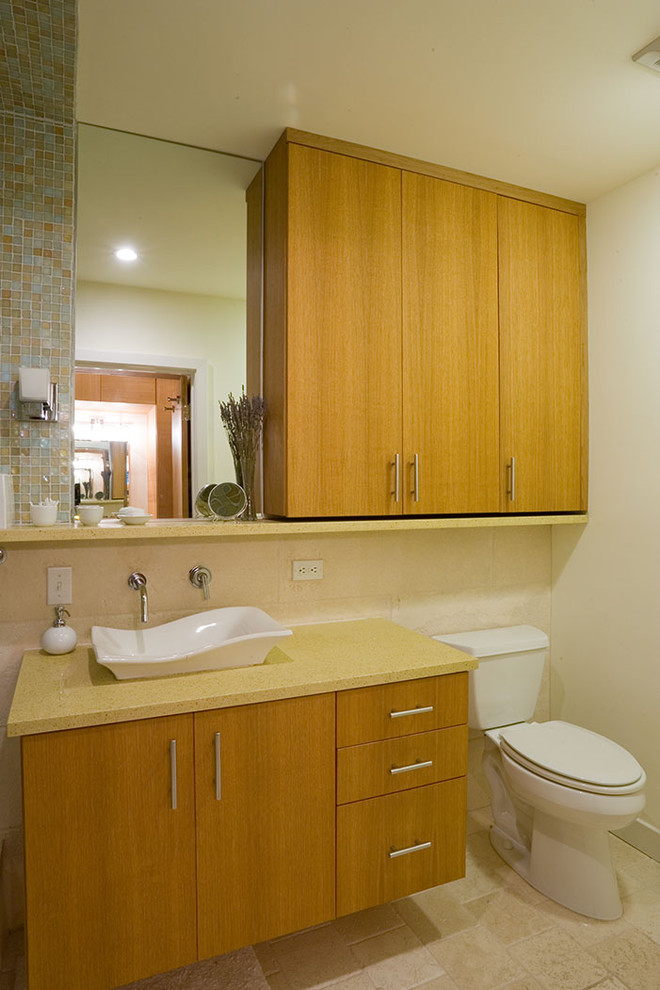 Foto di una stanza da bagno contemporanea con piastrelle a mosaico, lavabo a bacinella, ante lisce, ante in legno chiaro e pareti beige