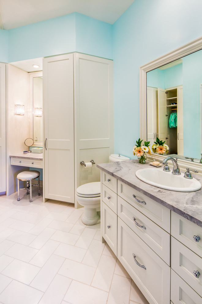 Источник вдохновения для домашнего уюта: главная ванная комната среднего размера в стиле неоклассика (современная классика) с фасадами с утопленной филенкой, белыми фасадами, синими стенами, полом из керамогранита, накладной раковиной и мраморной столешницей
