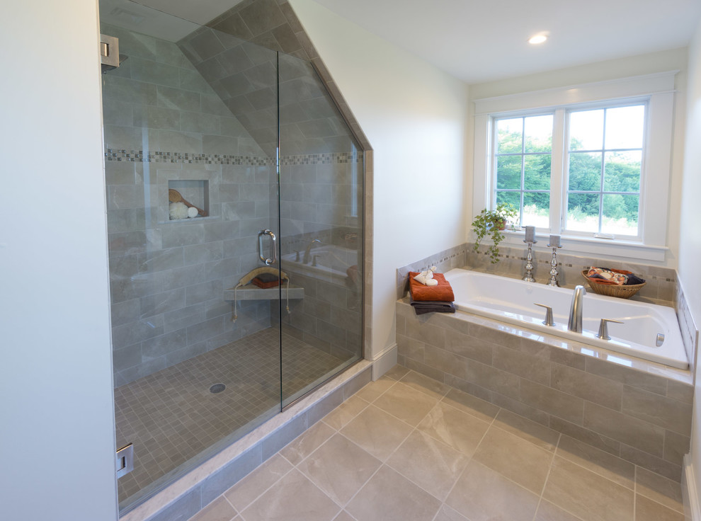 Klassisk inredning av ett stort en-suite badrum, med ett platsbyggt badkar, en dusch i en alkov, beige kakel, keramikplattor, vita väggar, klinkergolv i keramik, beiget golv och med dusch som är öppen