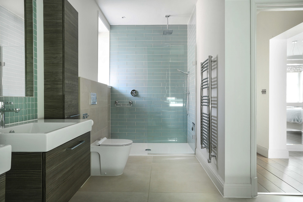 Idéer för funkis en-suite badrum, med släta luckor, grå skåp, en kantlös dusch, beige kakel, blå kakel, glaskakel, vita väggar, ett konsol handfat, beiget golv och med dusch som är öppen