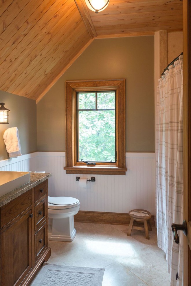 Idée de décoration pour une douche en alcôve craftsman en bois brun de taille moyenne avec un placard à porte shaker, WC séparés, un mur marron, un sol en carrelage de céramique, un plan de toilette en granite et une cabine de douche avec un rideau.