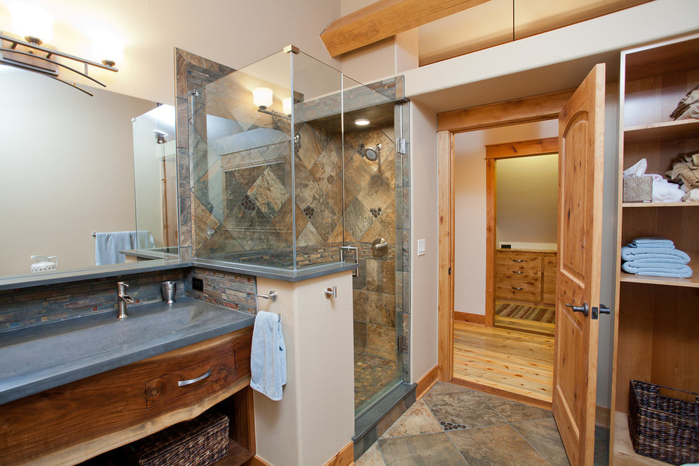 Exempel på ett rustikt badrum, med släta luckor, skåp i mörkt trä, en hörndusch, beige kakel, brun kakel, grå kakel, flerfärgad kakel, skifferkakel, vita väggar, skiffergolv, ett integrerad handfat, bänkskiva i akrylsten, flerfärgat golv och dusch med gångjärnsdörr