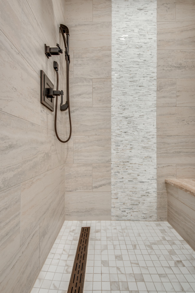 Immagine di una stanza da bagno american style con piastrelle multicolore, piastrelle in gres porcellanato, pavimento con piastrelle a mosaico, top in pietra calcarea, pavimento bianco e top beige