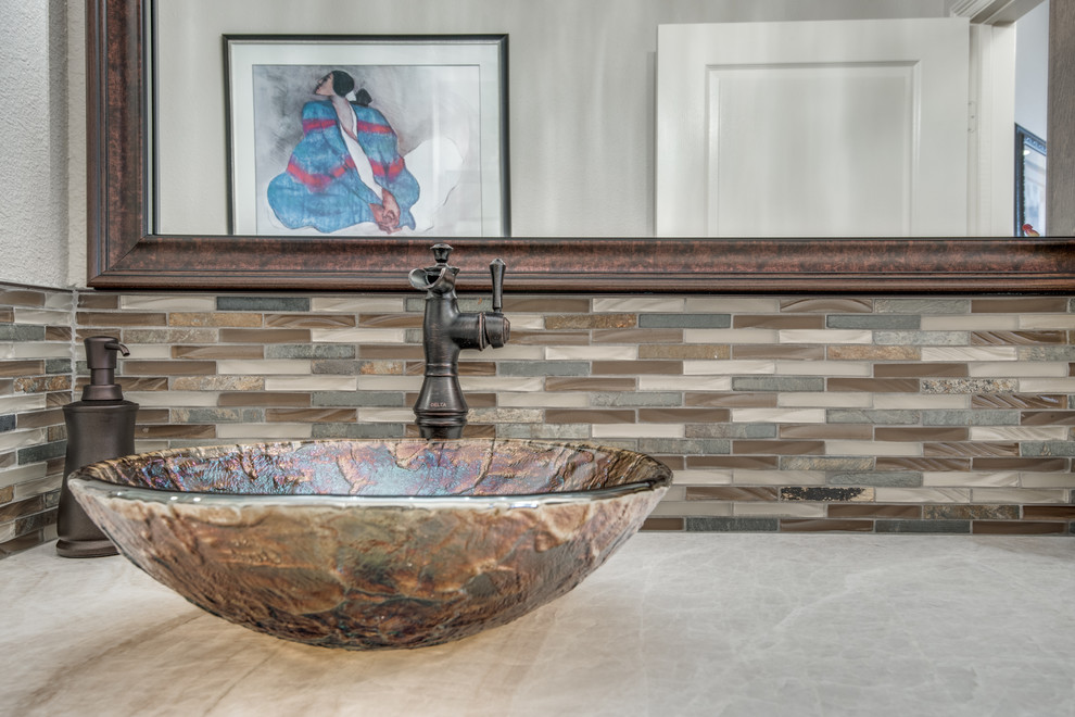 Mediterranes Badezimmer mit farbigen Fliesen, Mosaikfliesen, Aufsatzwaschbecken, Quarzit-Waschtisch und weißer Waschtischplatte in Dallas